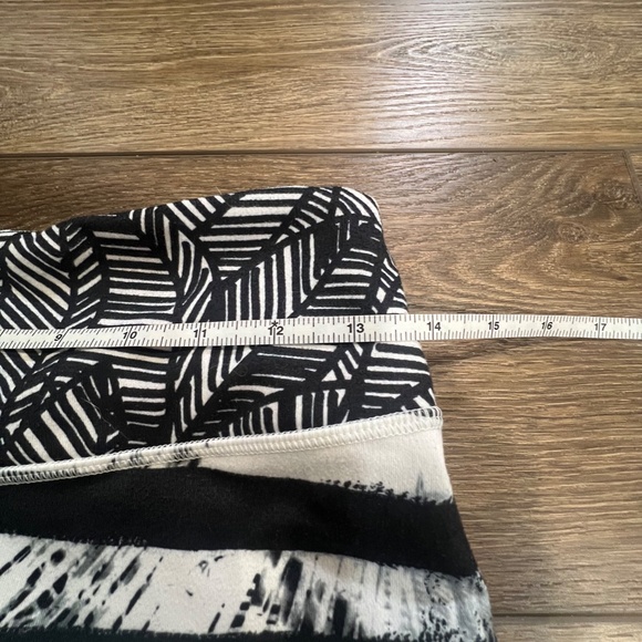 Lululemon Wunder Under Crop II Sz 6 Shady Palms White Black Striped Banana - Picture 11 of 11